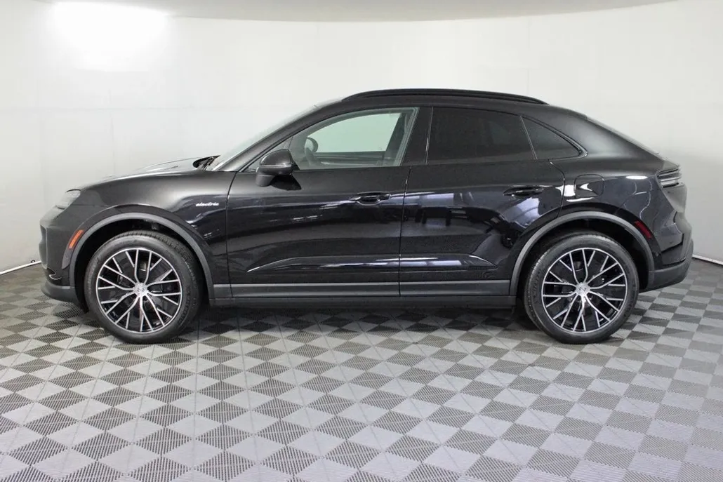 2025 Porsche Macan 4 Electric photo 1