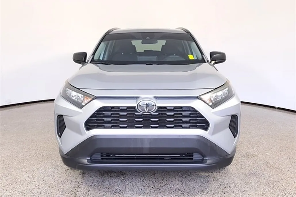 2019 Toyota RAV4 LE photo 1