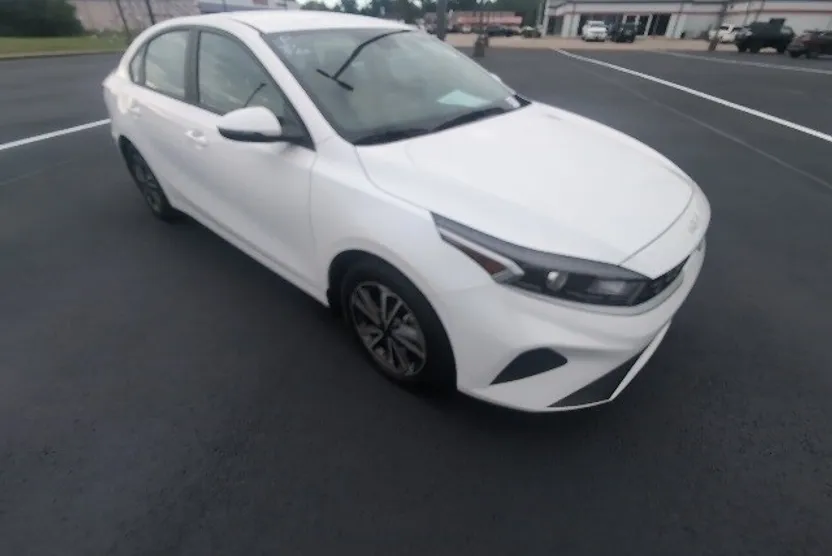 2023 Kia Forte LXS photo 1