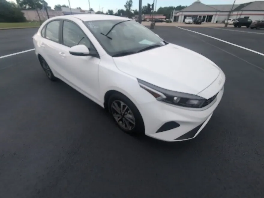 2023 Kia Forte LXS photo 1