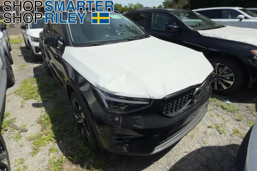 2025 Volvo XC40 photo 1