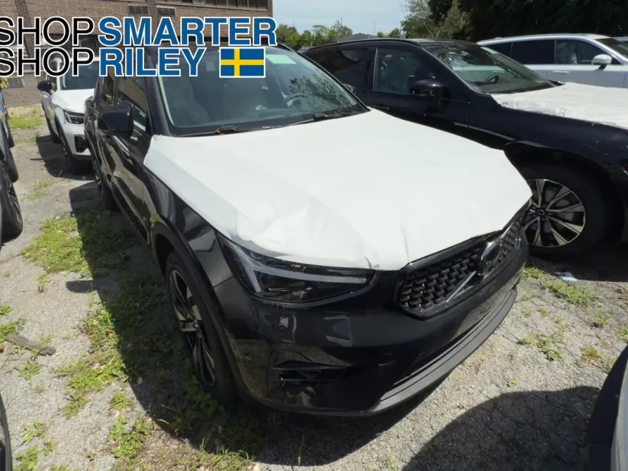 2025 Volvo XC40 photo 1