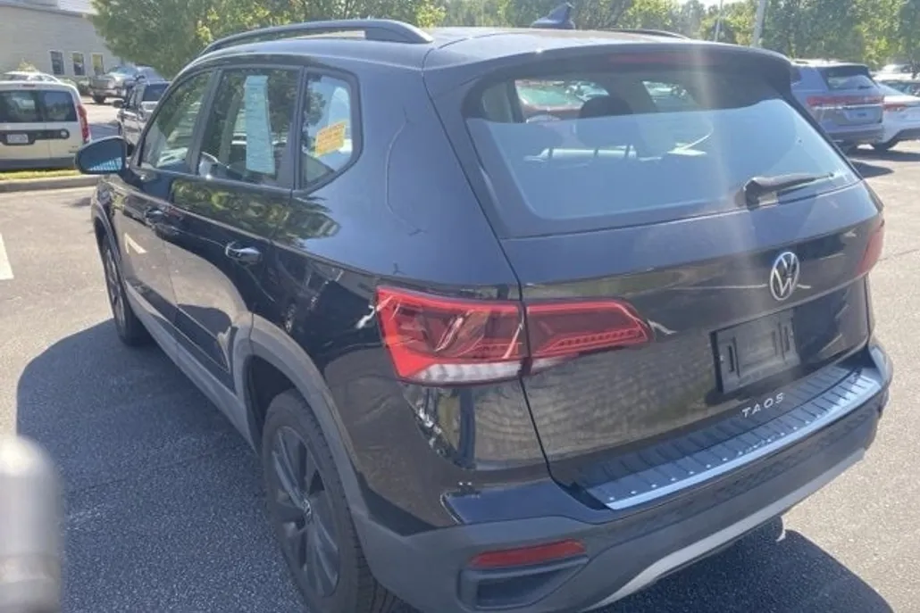2022 Volkswagen Taos S photo 1