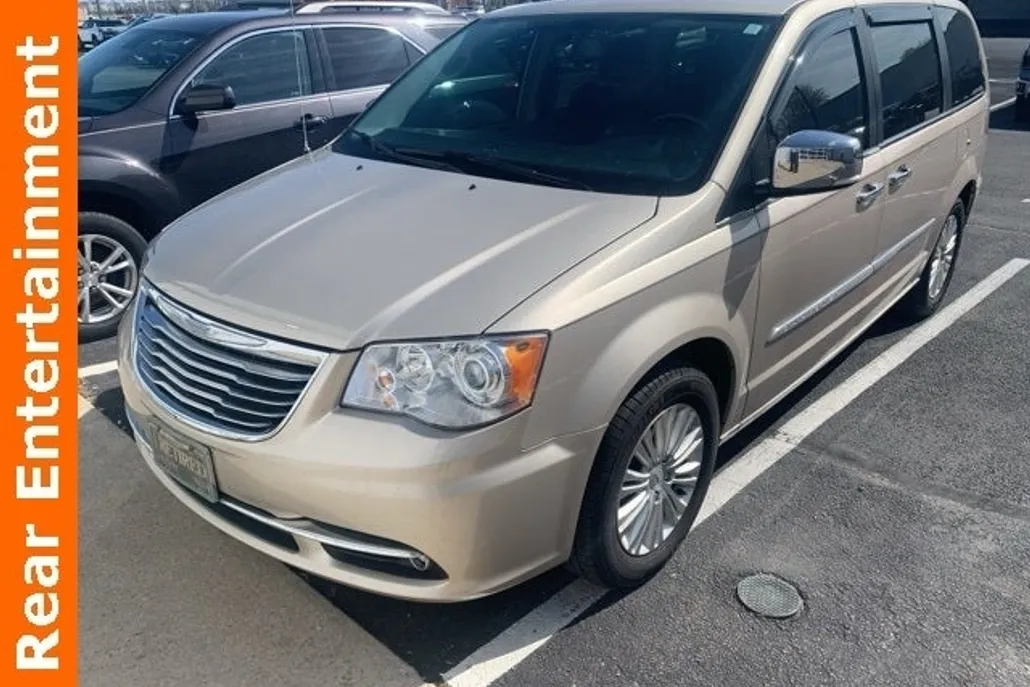 2015 Chrysler Town & Country Limited photo 1