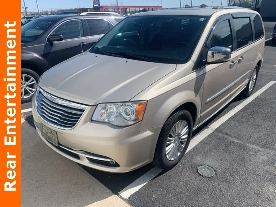 2015 Chrysler Town & Country Limited photo 1