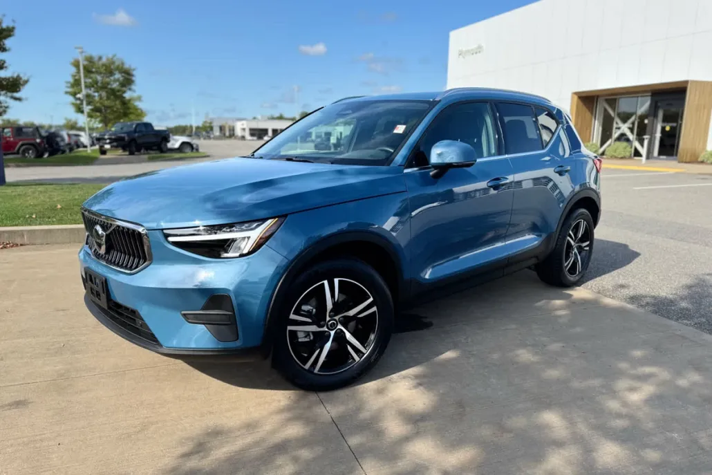 2025 Volvo XC40 Core photo 1