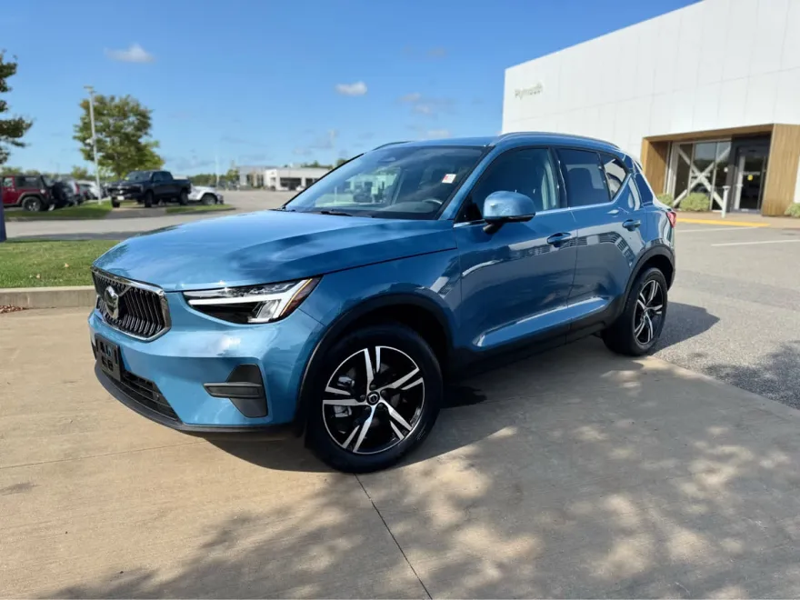 2025 Volvo XC40 Core photo 1