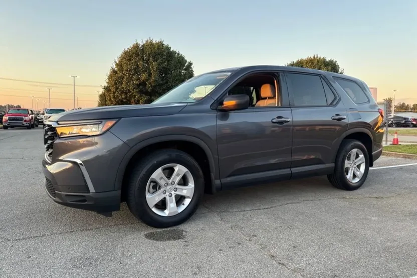 2023 Honda Pilot LX photo 1