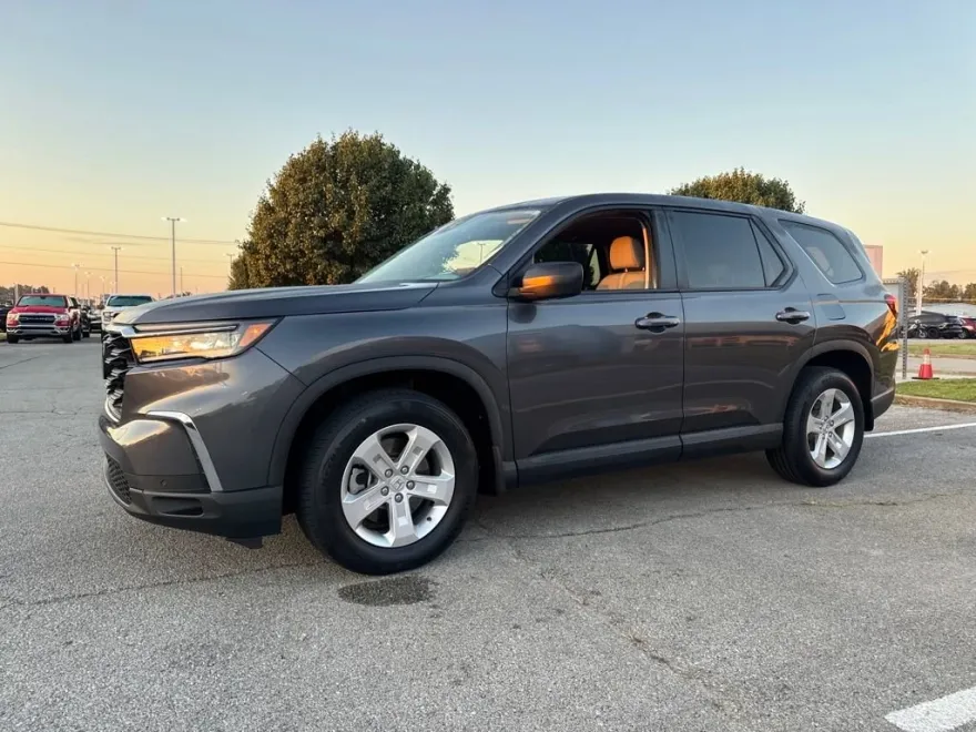 2023 Honda Pilot LX photo 1
