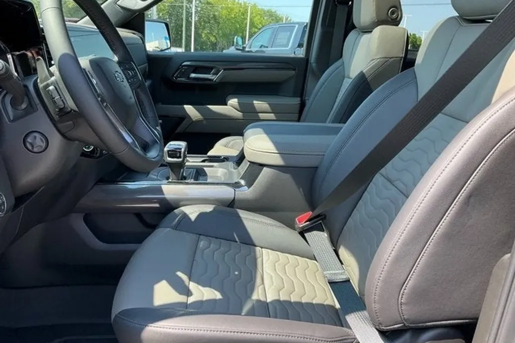 2025 Chevrolet Silverado 1500 ZR2 photo 1