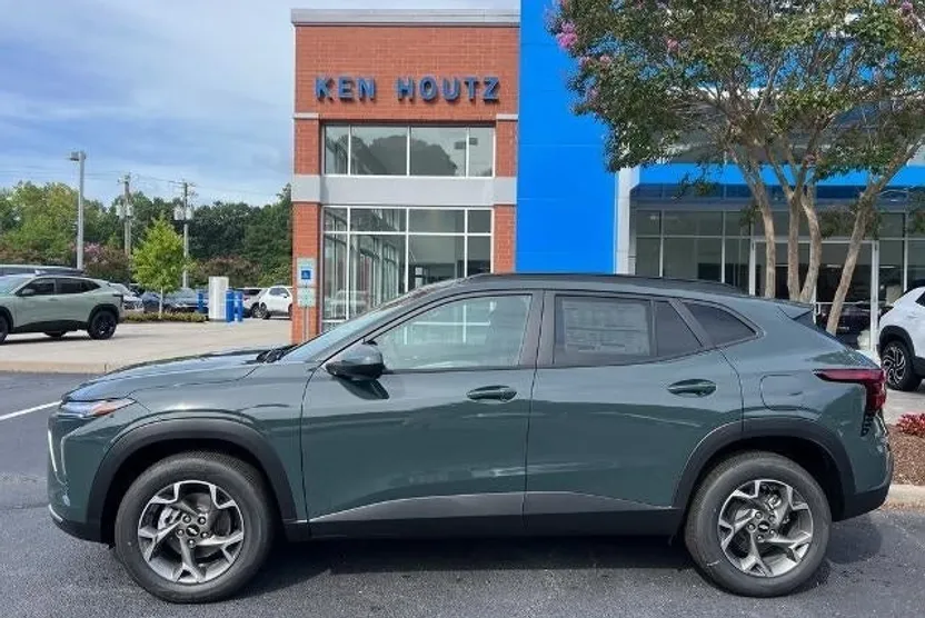 2025 Chevrolet Trax LT photo 1