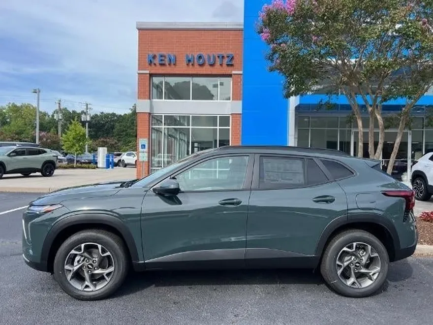 2025 Chevrolet Trax LT photo 1