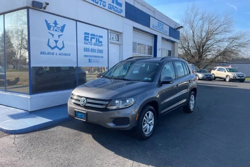 2015 Volkswagen Tiguan S photo 1