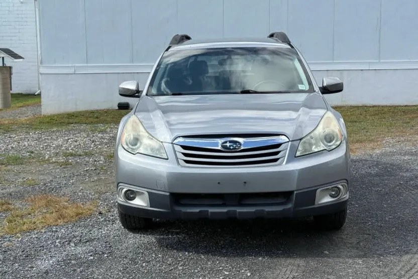 2011 Subaru Outback 2.5i Premium photo 1
