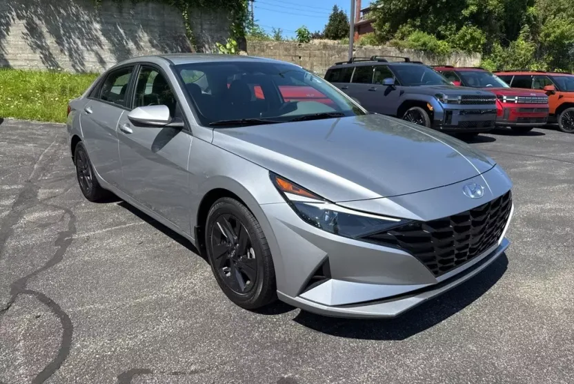 2023 Hyundai Elantra SEL photo 1