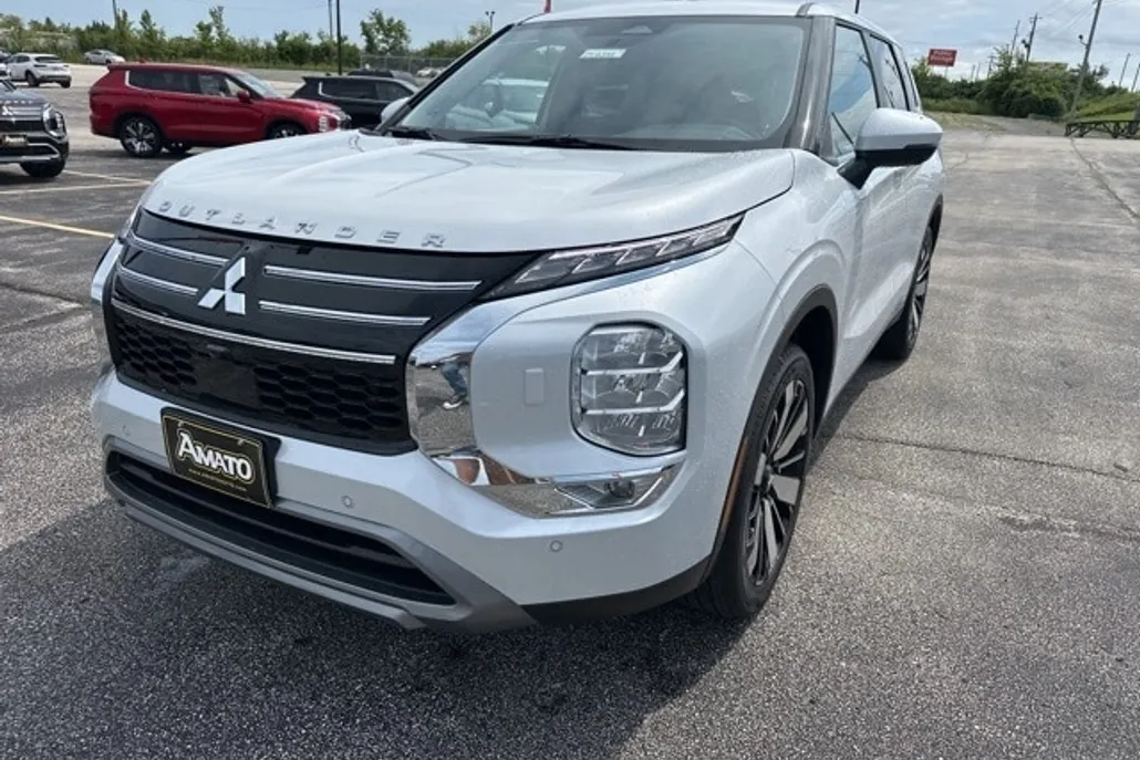 2025 Mitsubishi Outlander SE photo 1