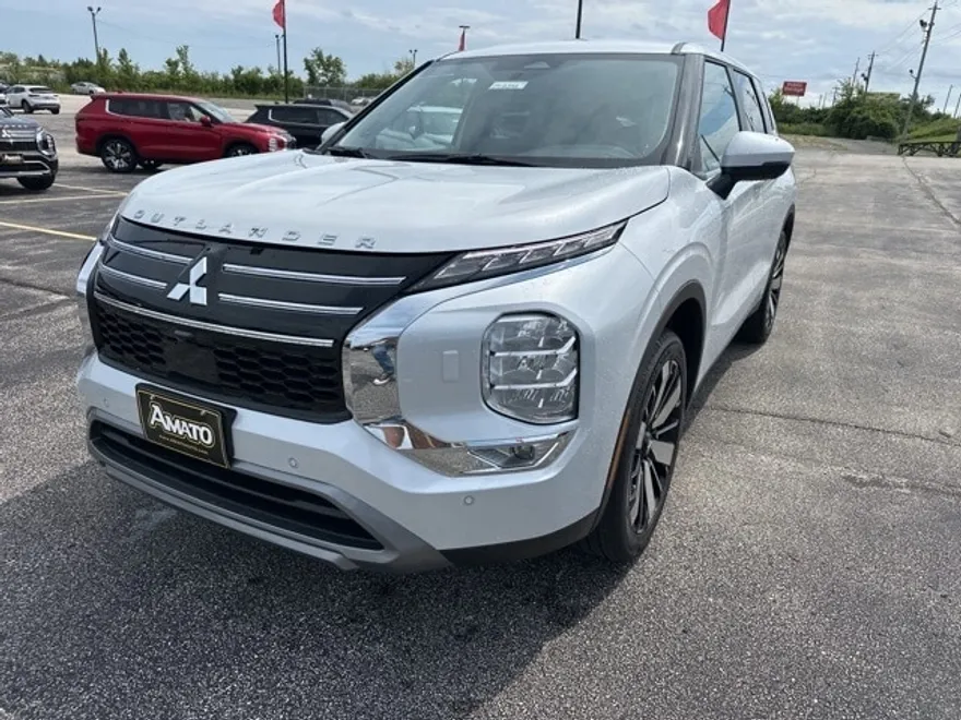 2025 Mitsubishi Outlander SE photo 1