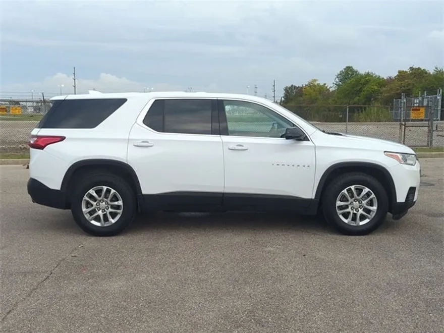 2021 Chevrolet Traverse LS photo 1