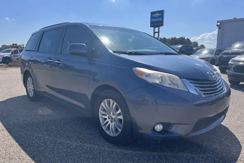 2015 Toyota Sienna XLE photo 1