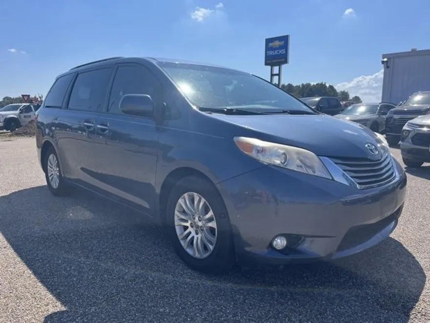 2015 Toyota Sienna XLE photo 1