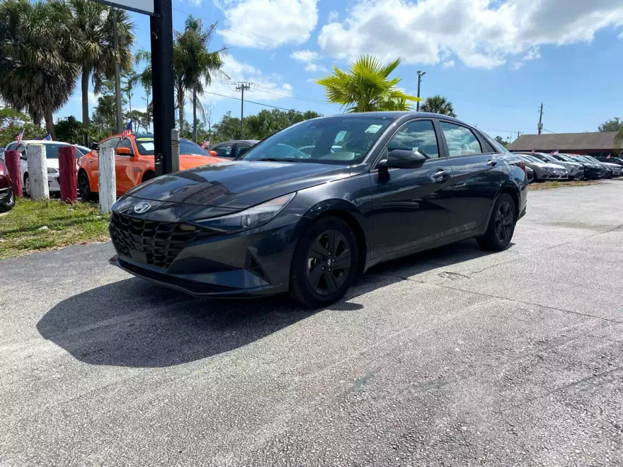 2021 Hyundai Elantra SEL photo 1