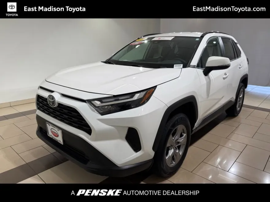 2023 Toyota RAV4 XLE photo 1