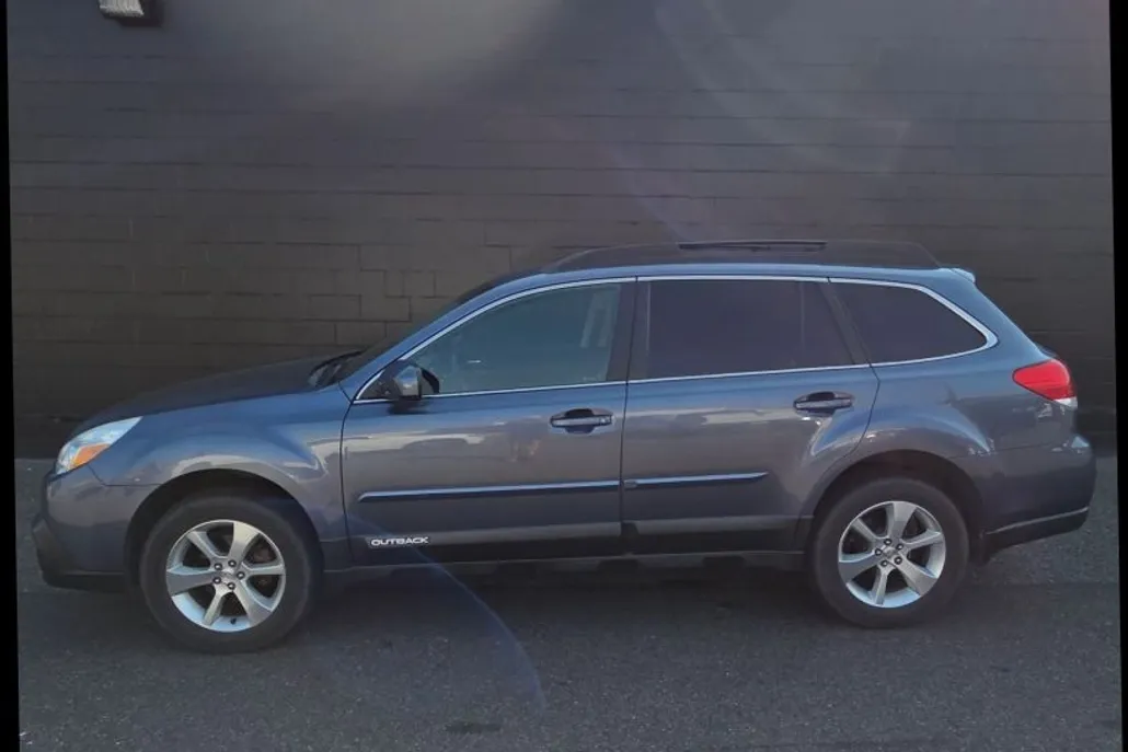 2013 Subaru Outback 2.5i Limited photo 1