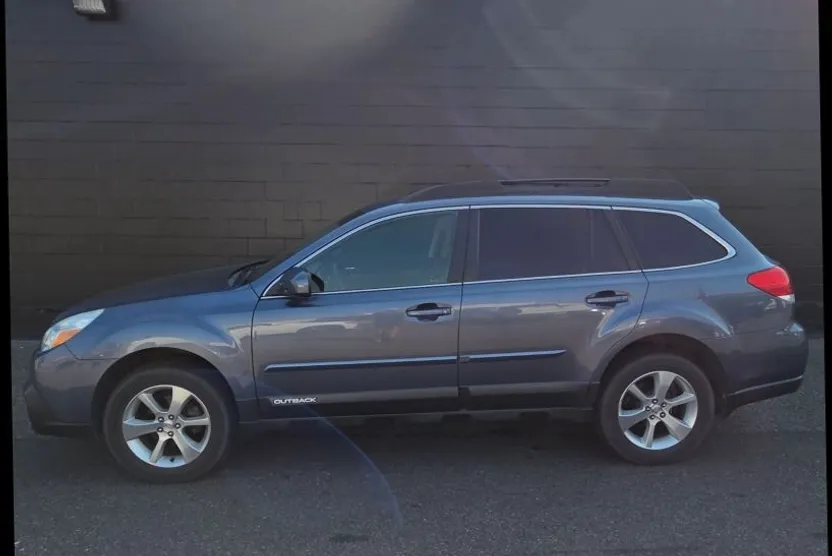 2013 Subaru Outback 2.5i Limited photo 1
