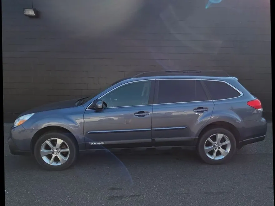 2013 Subaru Outback 2.5i Limited photo 1