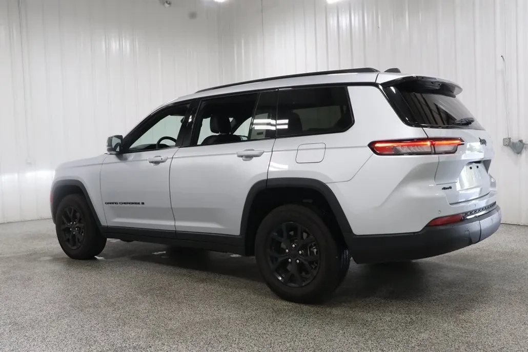 2024 Jeep Grand Cherokee Laredo photo 1