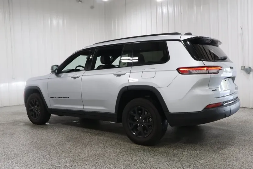 2024 Jeep Grand Cherokee Laredo photo 1