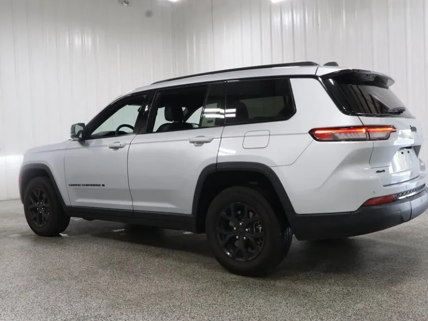 2024 Jeep Grand Cherokee Laredo photo 1