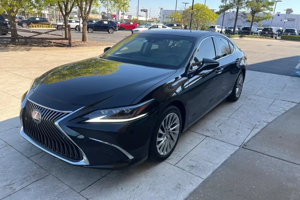 2021 Lexus ES 300h Ultra Luxury photo 1