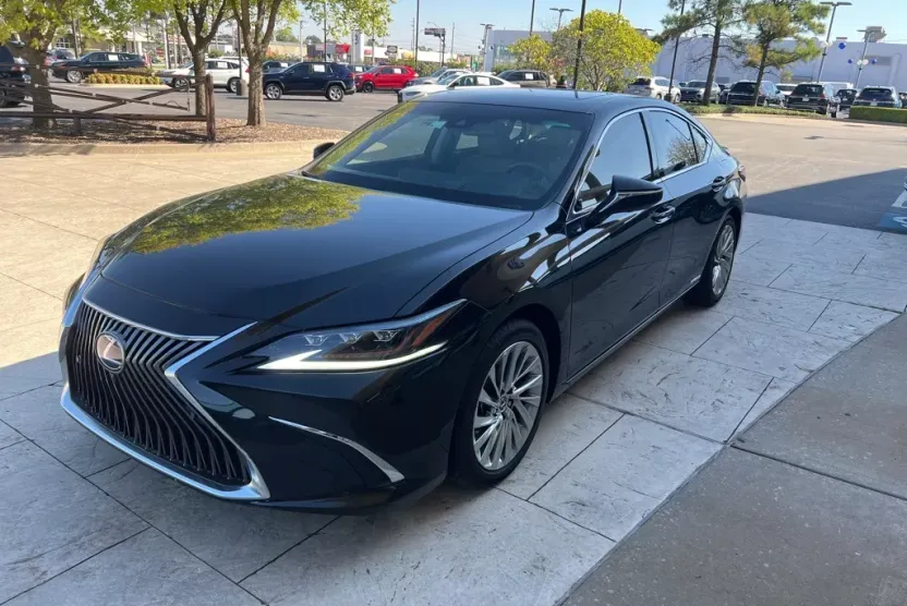 2021 Lexus ES 300h Ultra Luxury photo 1
