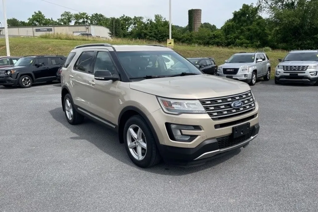 2017 Ford Explorer XLT photo 1