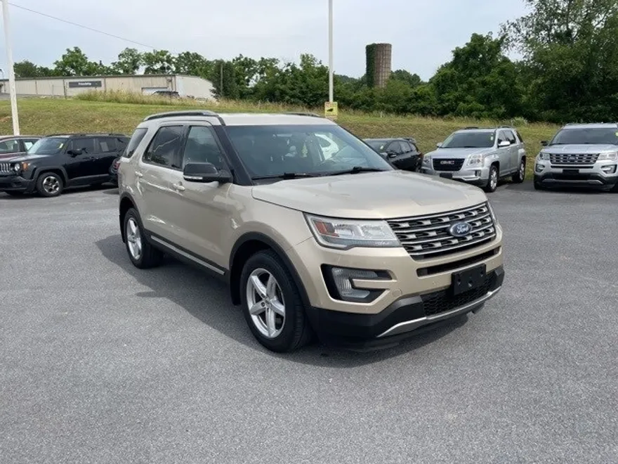 2017 Ford Explorer XLT photo 1