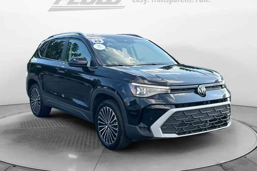 2025 Volkswagen Taos SE photo 1