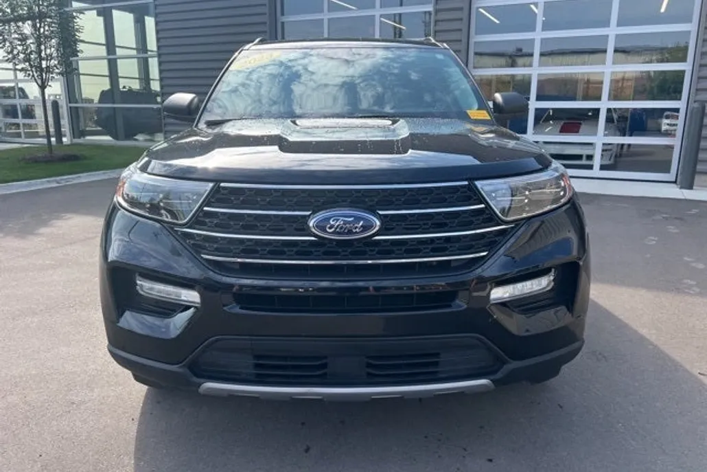 2023 Ford Explorer XLT photo 1
