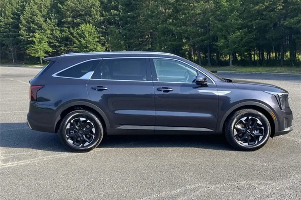 2025 Kia Sorento S photo 1