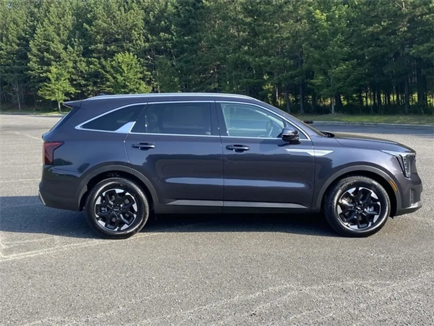 2025 Kia Sorento S photo 1