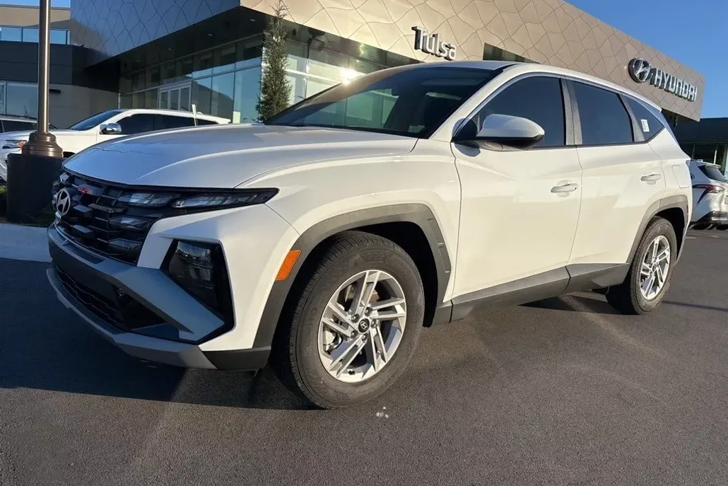 2025 Hyundai Tucson SE photo 1
