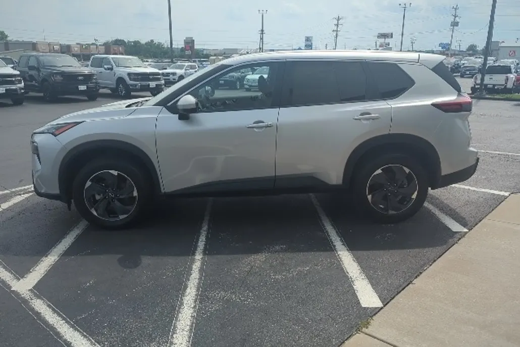 2024 Nissan Rogue SV photo 1