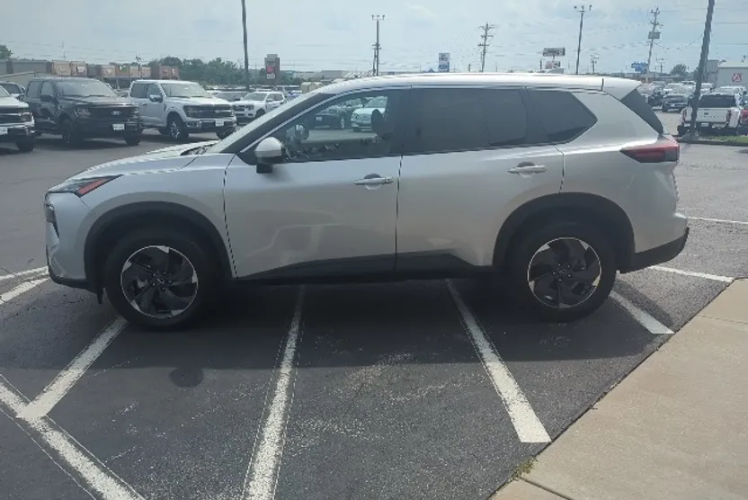 2024 Nissan Rogue SV photo 1