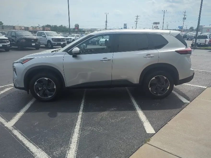 2024 Nissan Rogue SV photo 1