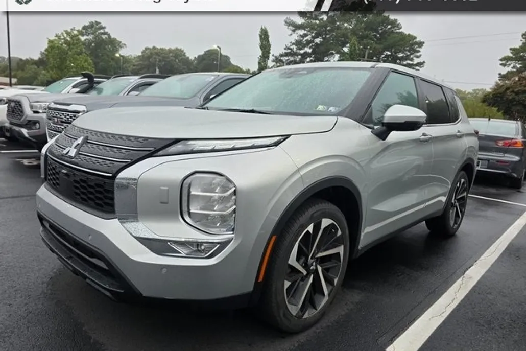2024 Mitsubishi Outlander SE photo 1