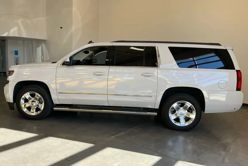 2019 Chevrolet Suburban LT photo 1