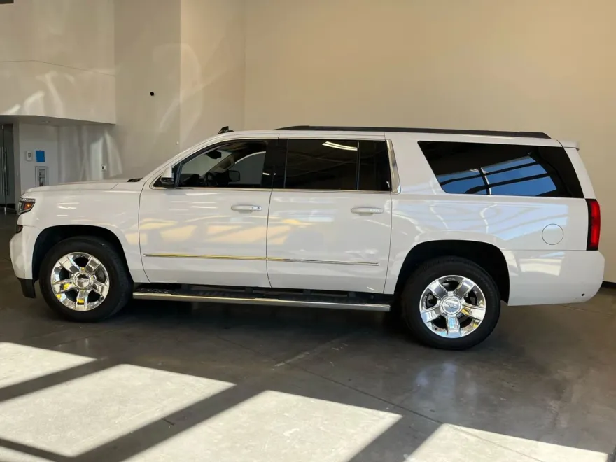 2019 Chevrolet Suburban LT photo 1