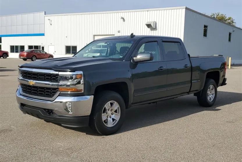 2018 Chevrolet Silverado 1500 LT photo 1