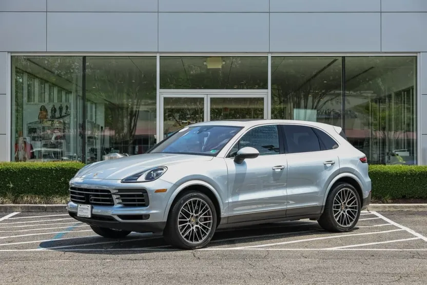 2022 Porsche Cayenne Base photo 1