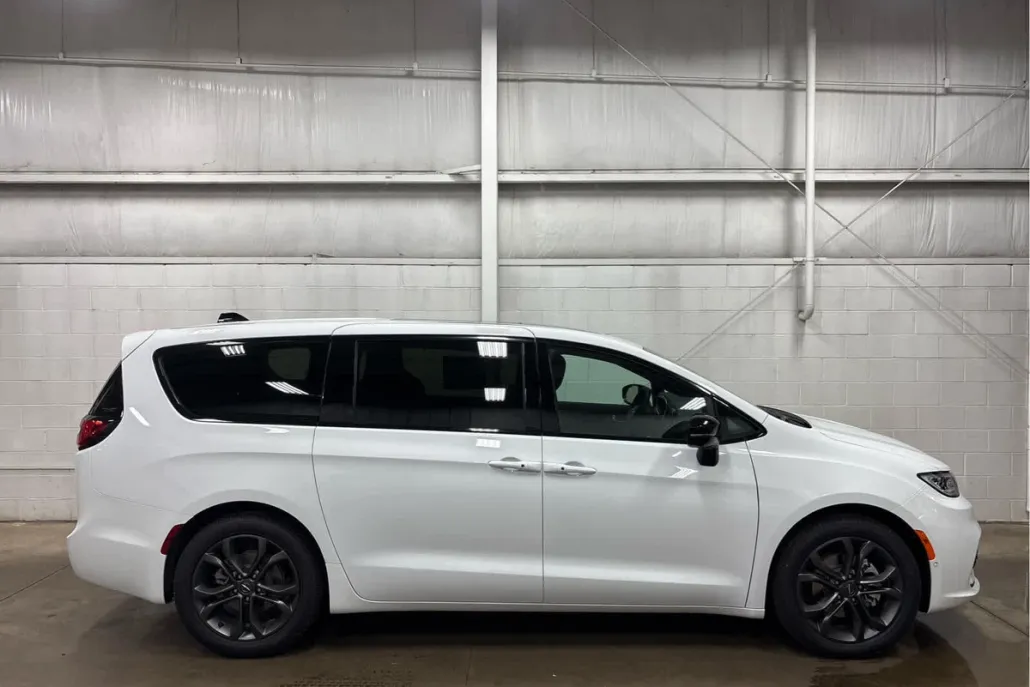 2026 Chrysler Pacifica photo 1
